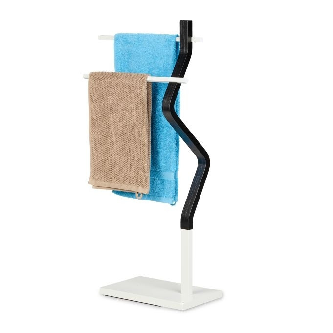 Cabide de toalhas com design curvo