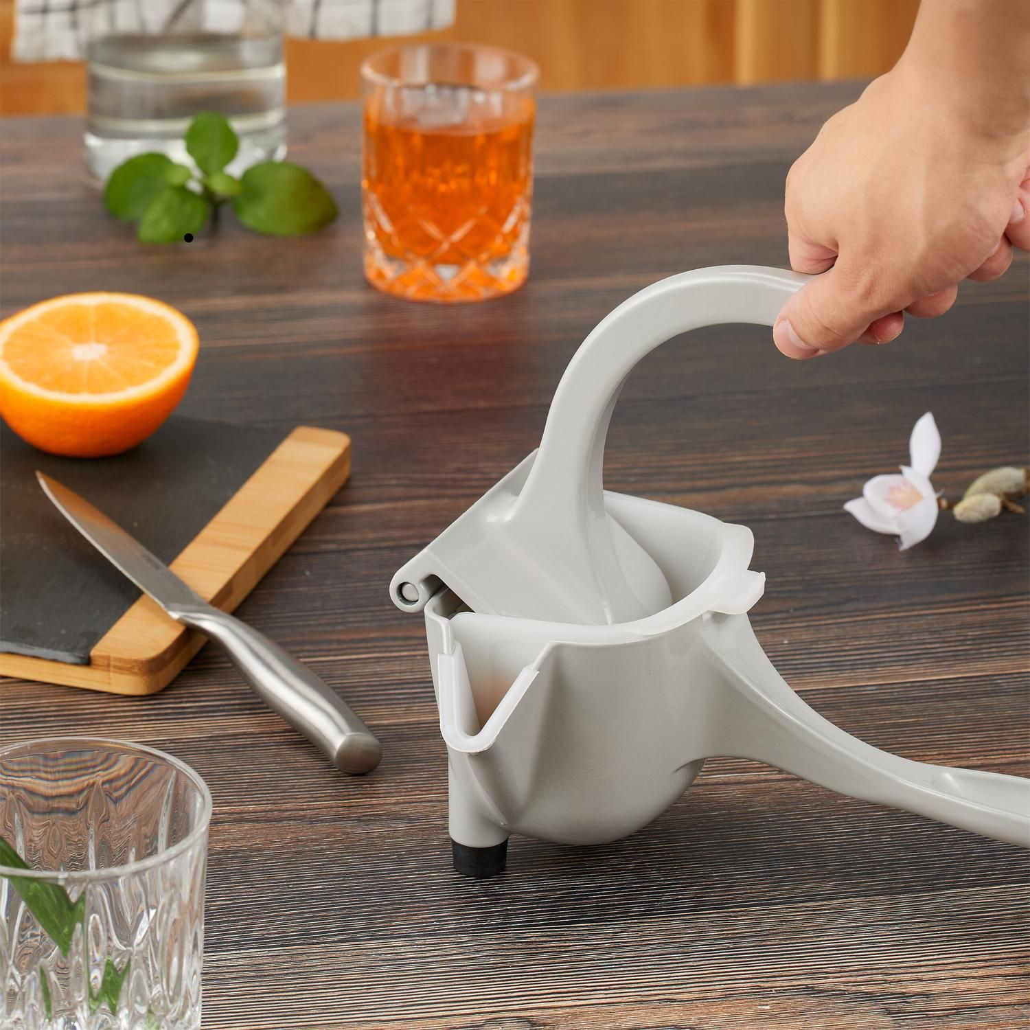 Manual lemon squeezer