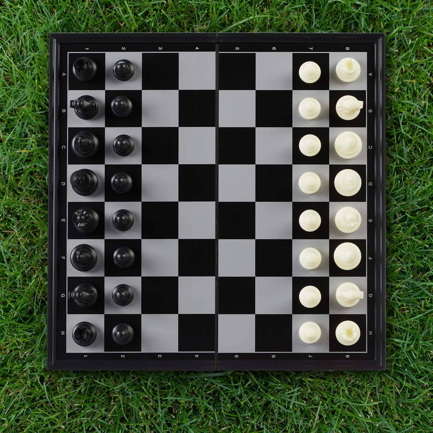 Foldable and magnetic chess set
