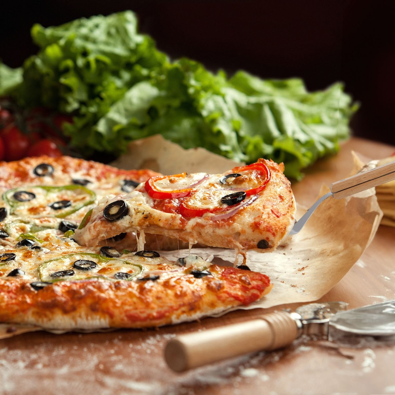 Pizza Slider mit hellbraunem Holzgriff