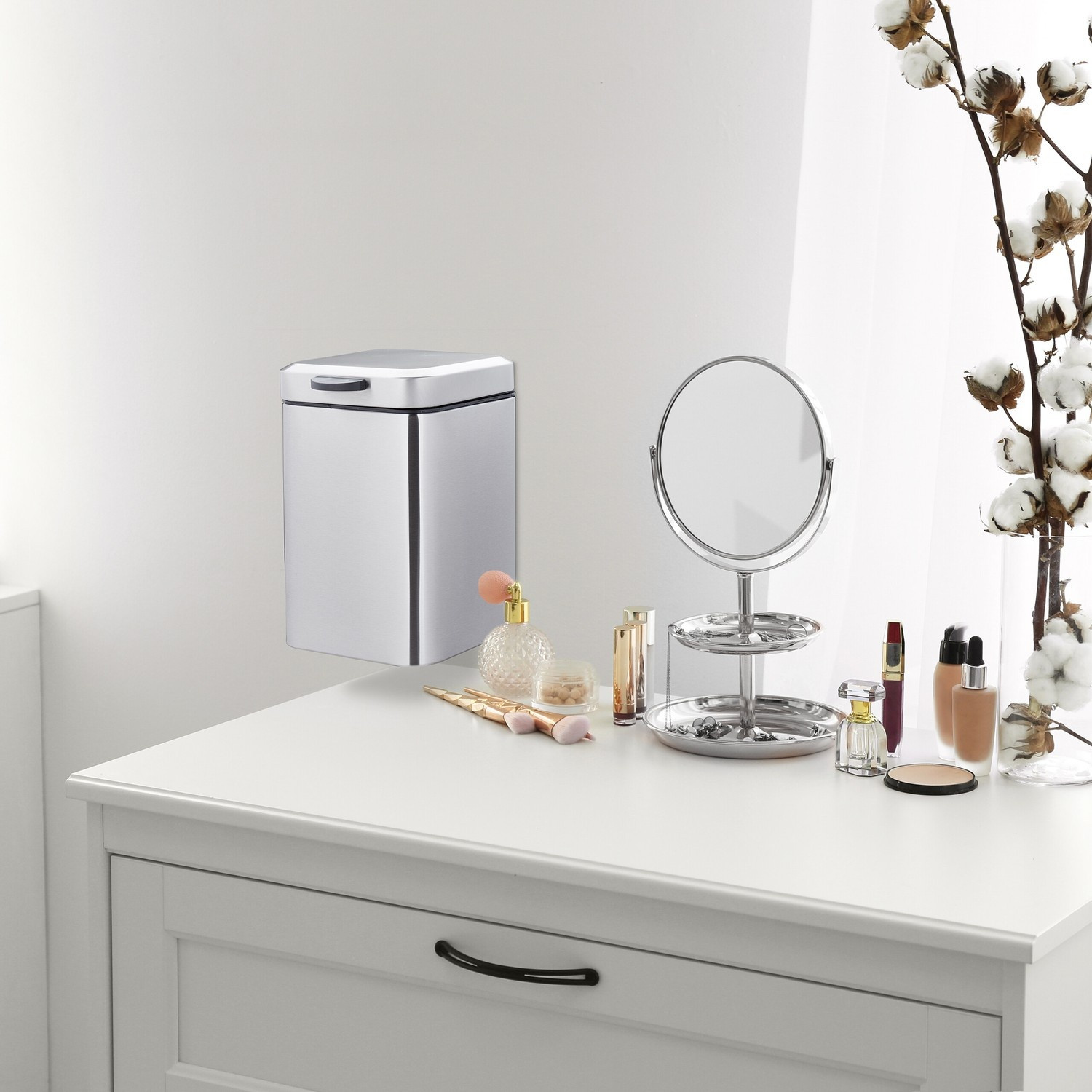 Wall-mounted cosmetics container 6 liters
