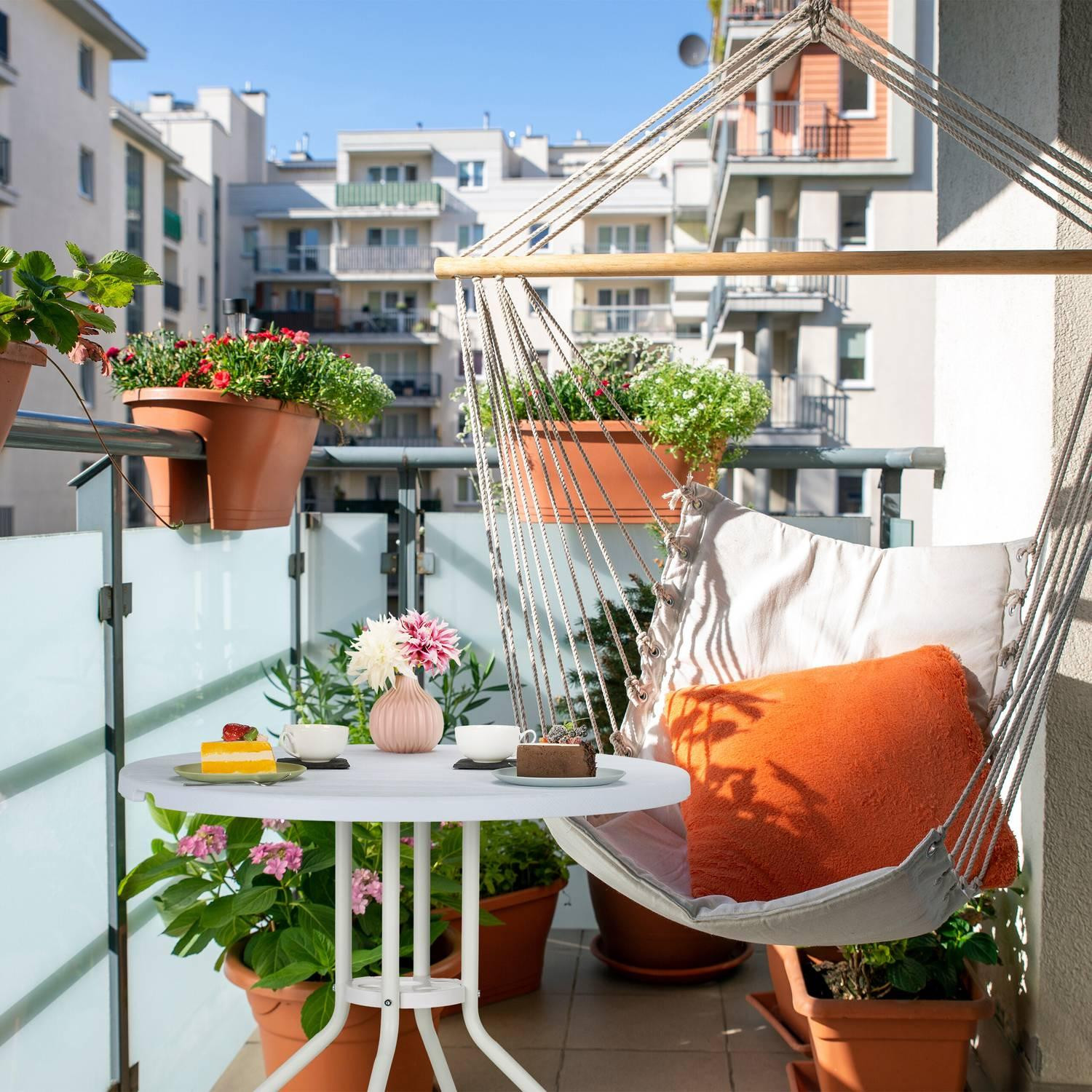 Table de jardin aspect bois blanc