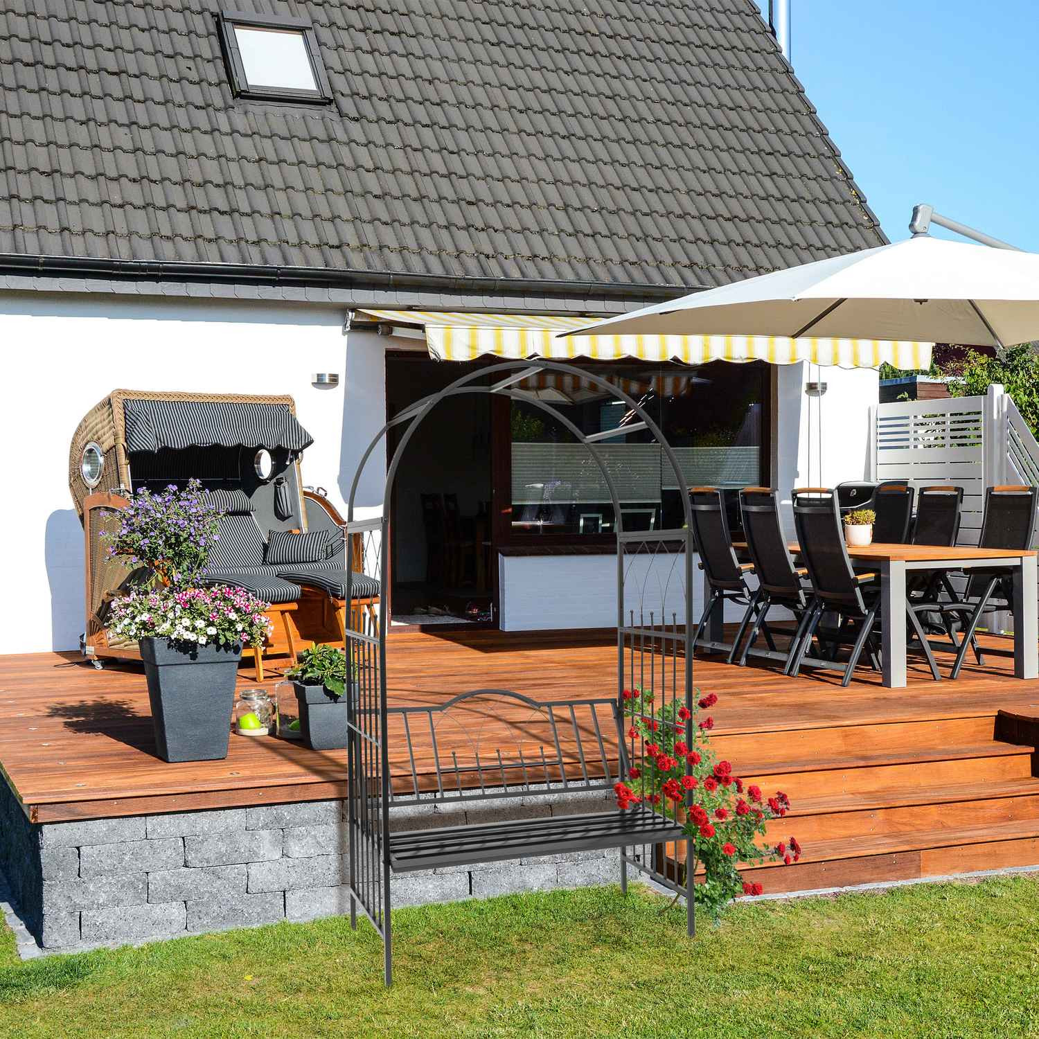 Rosenbogen mit Sitzbank