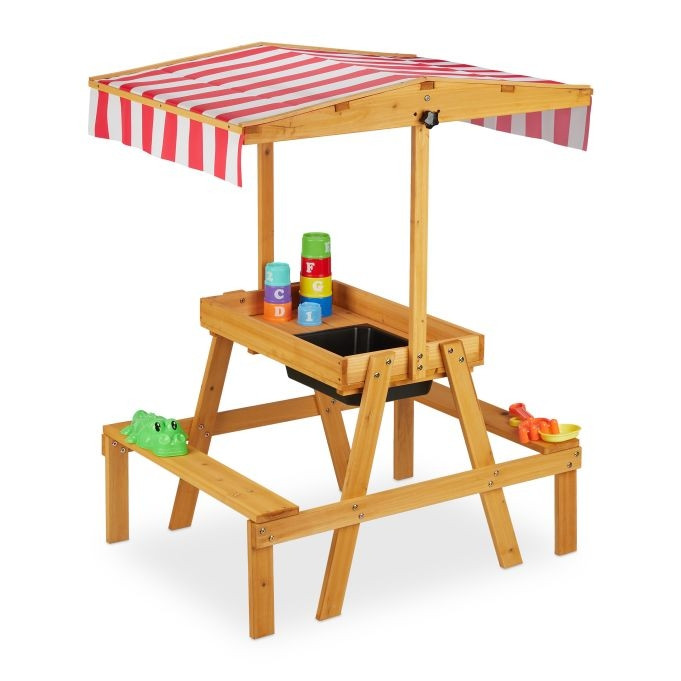 Mesa de jogos externa com guarda-sol