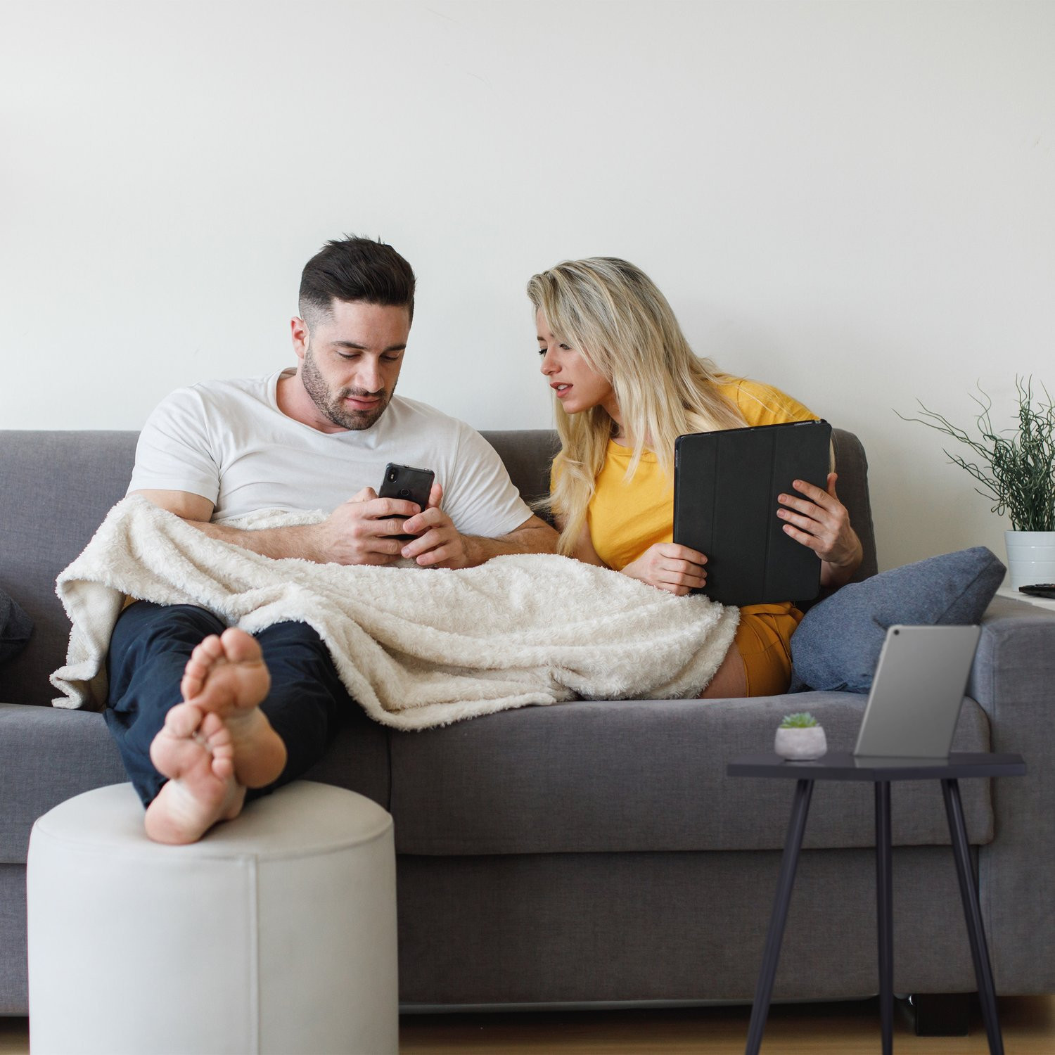 Tavolino laterale con supporto per tablet