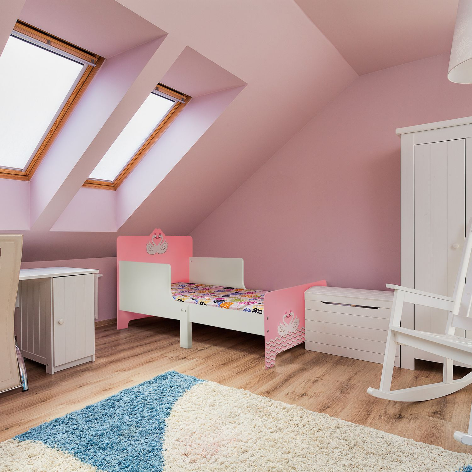 Cama infantil com design de cisne