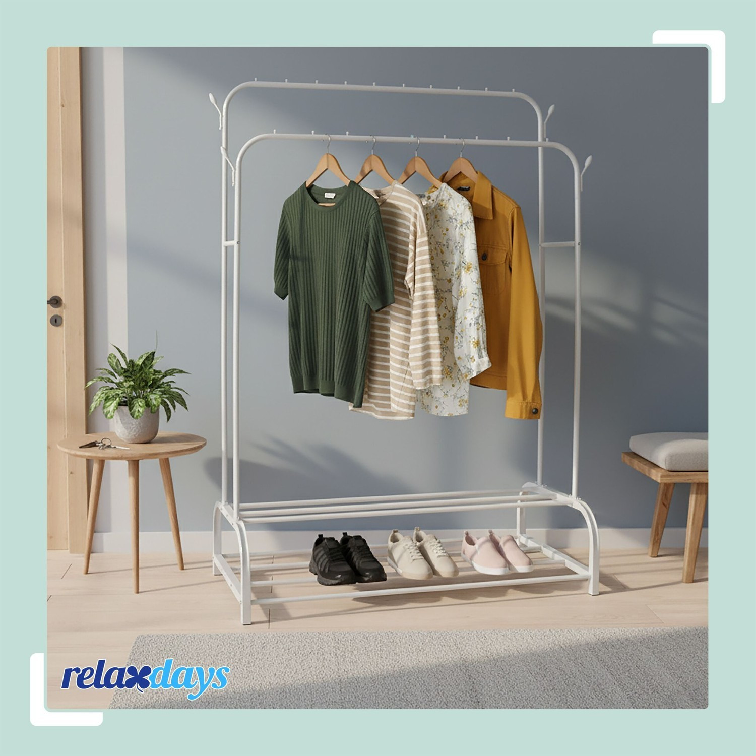 Guarda-roupa duplo de ferro com 2 varões e prateleiras.