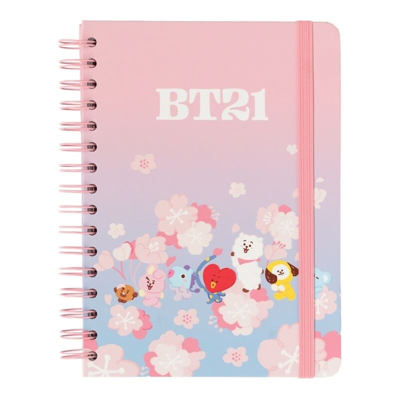 Caderno Sakura A5 com páginas pautadas e capa resistente.