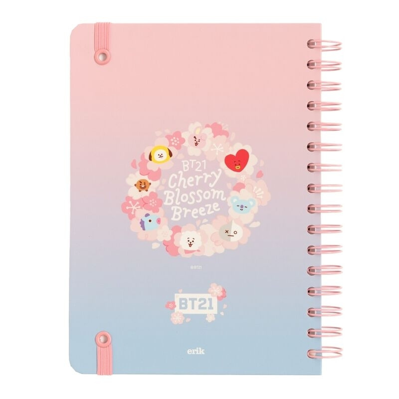Caderno Sakura A5 com páginas pautadas e capa resistente.