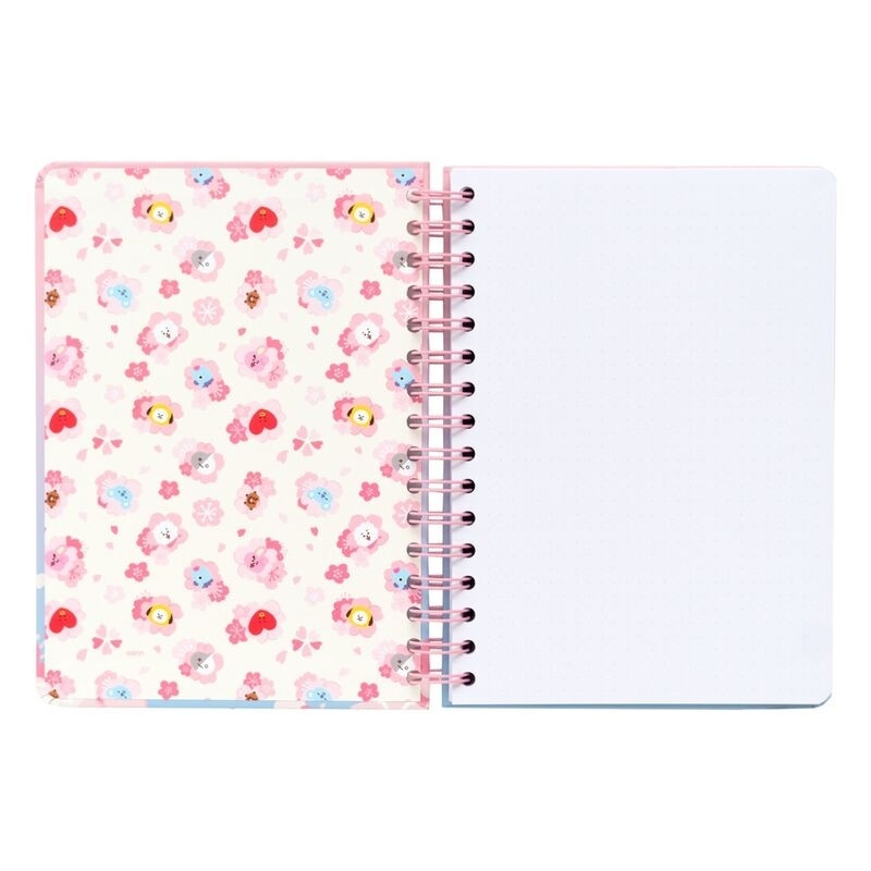 Caderno Sakura A5 com páginas pautadas e capa resistente.