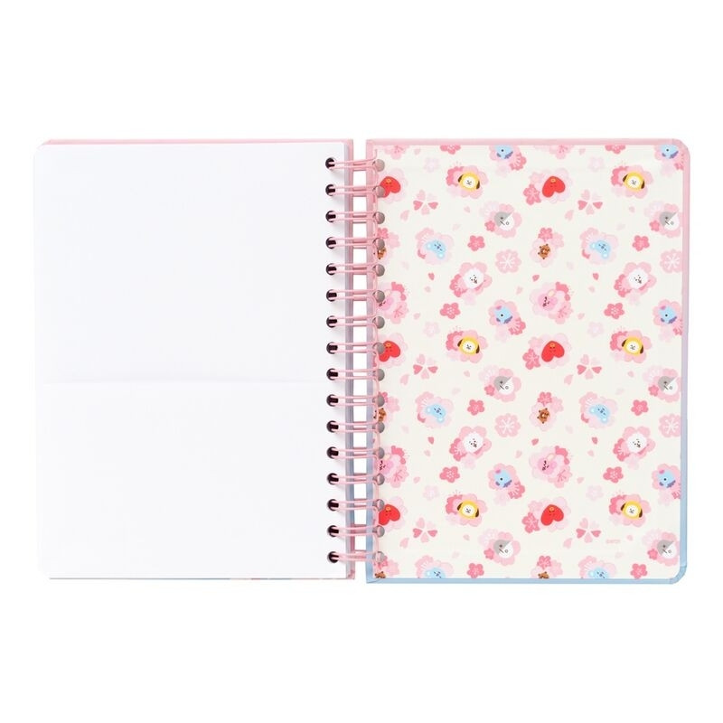 Caderno Sakura A5 com páginas pautadas e capa resistente.