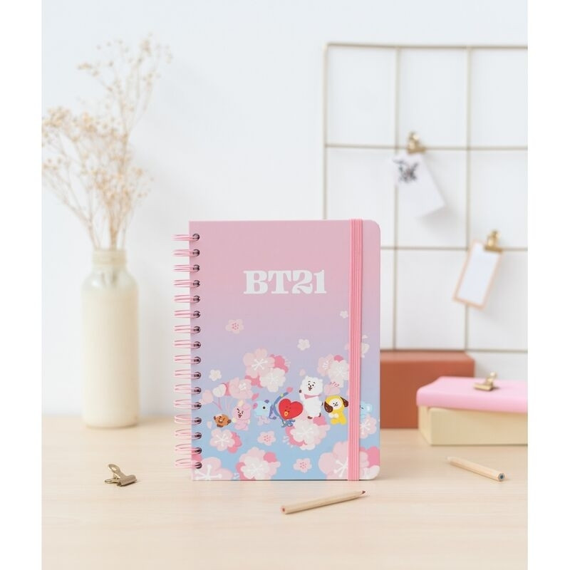 Caderno Sakura A5 com páginas pautadas e capa resistente.