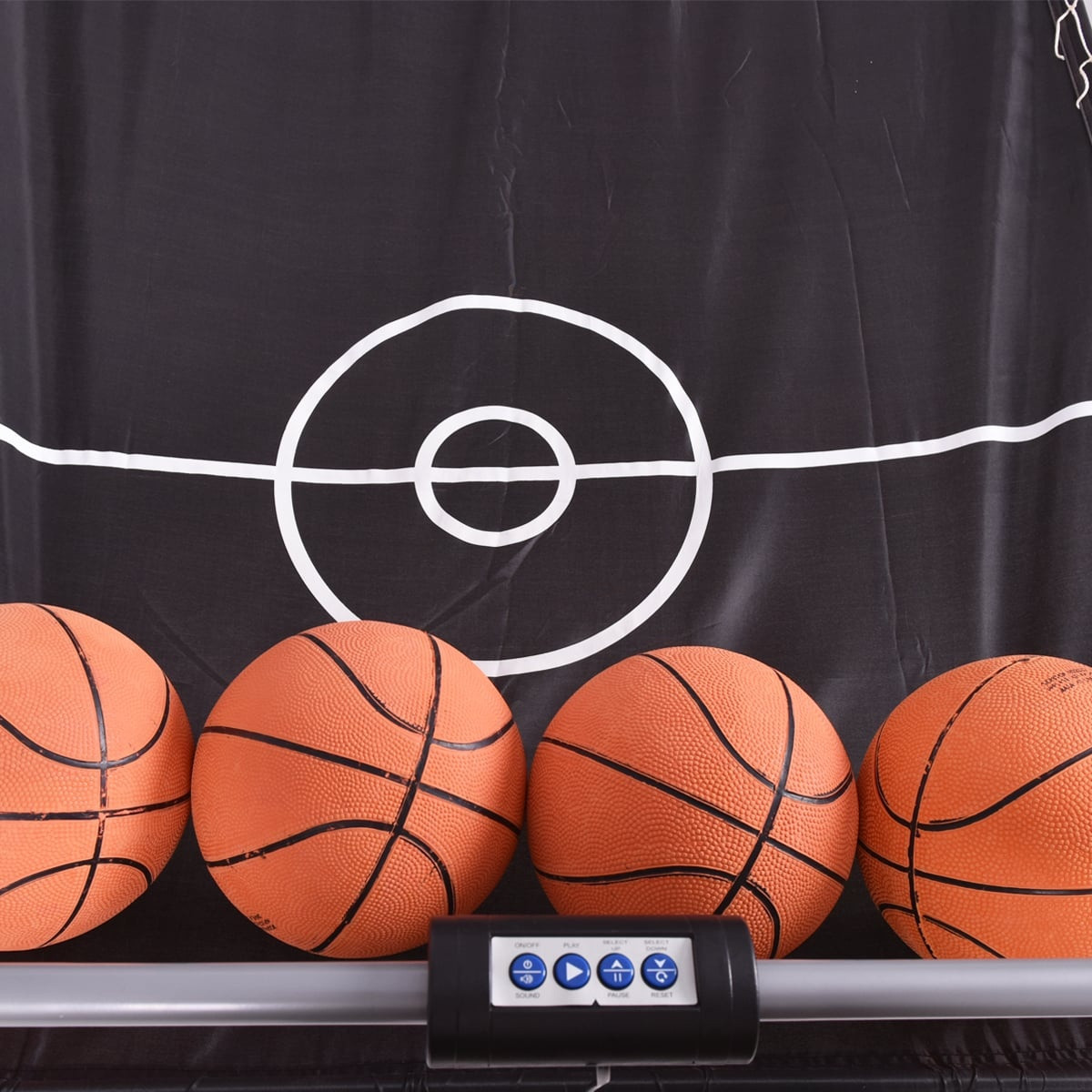 Jogo de basquete arcade com duas cestas e placar eletrônico.