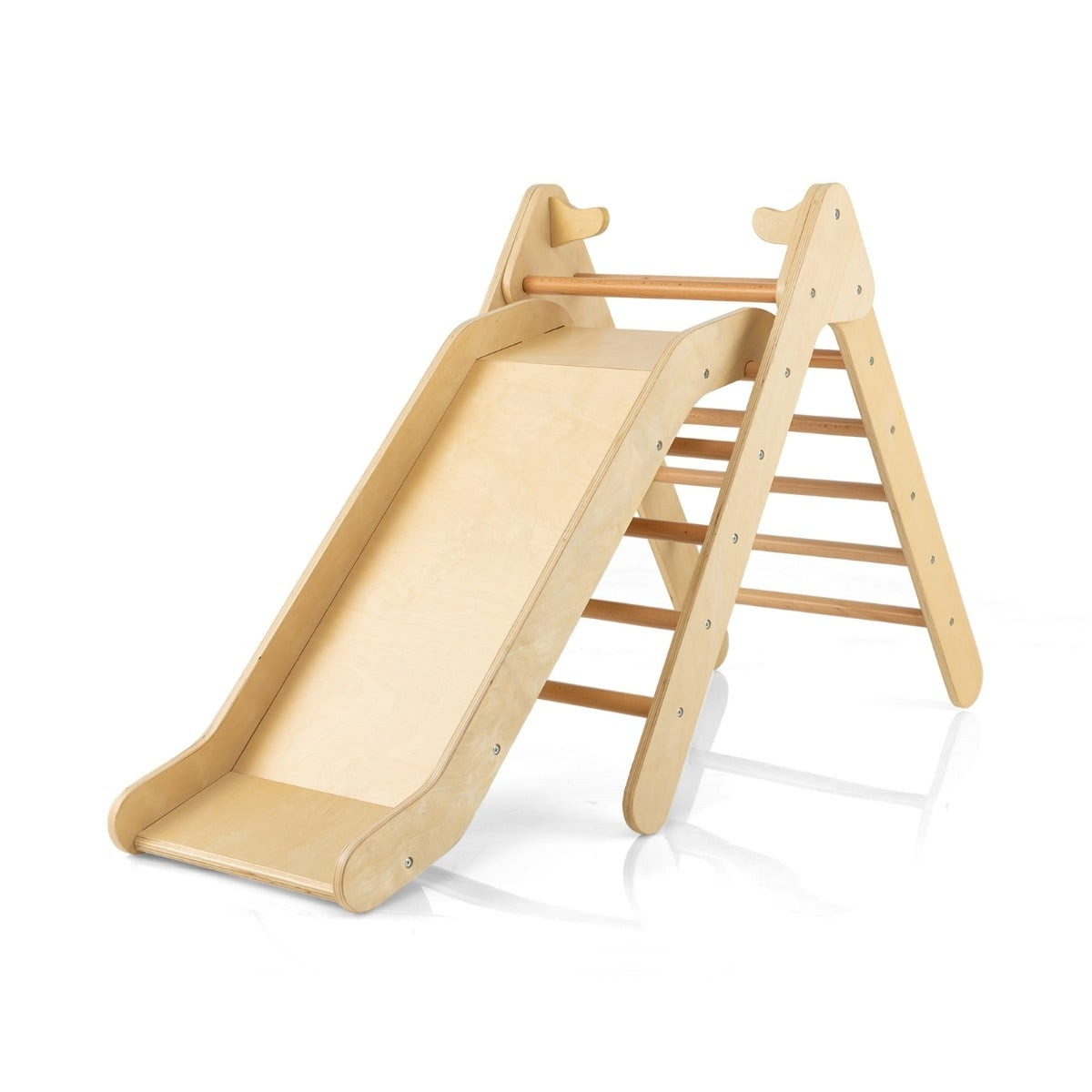 Conjunto de escalada triangular de madeira com escorregador para cr...