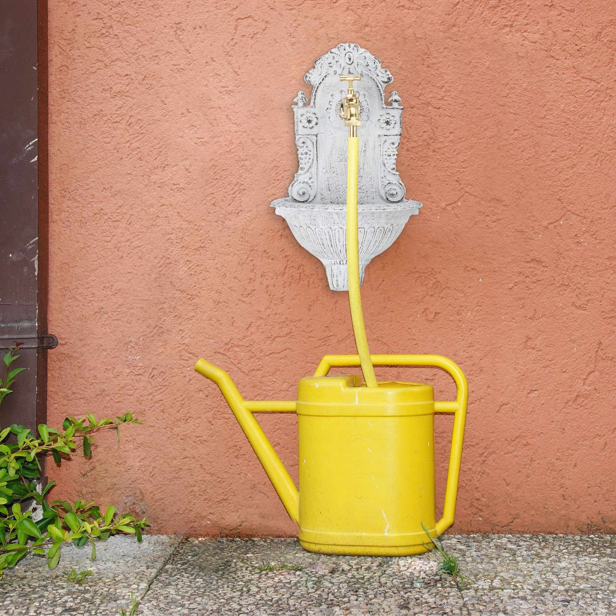 Fonte de parede em estilo antigo