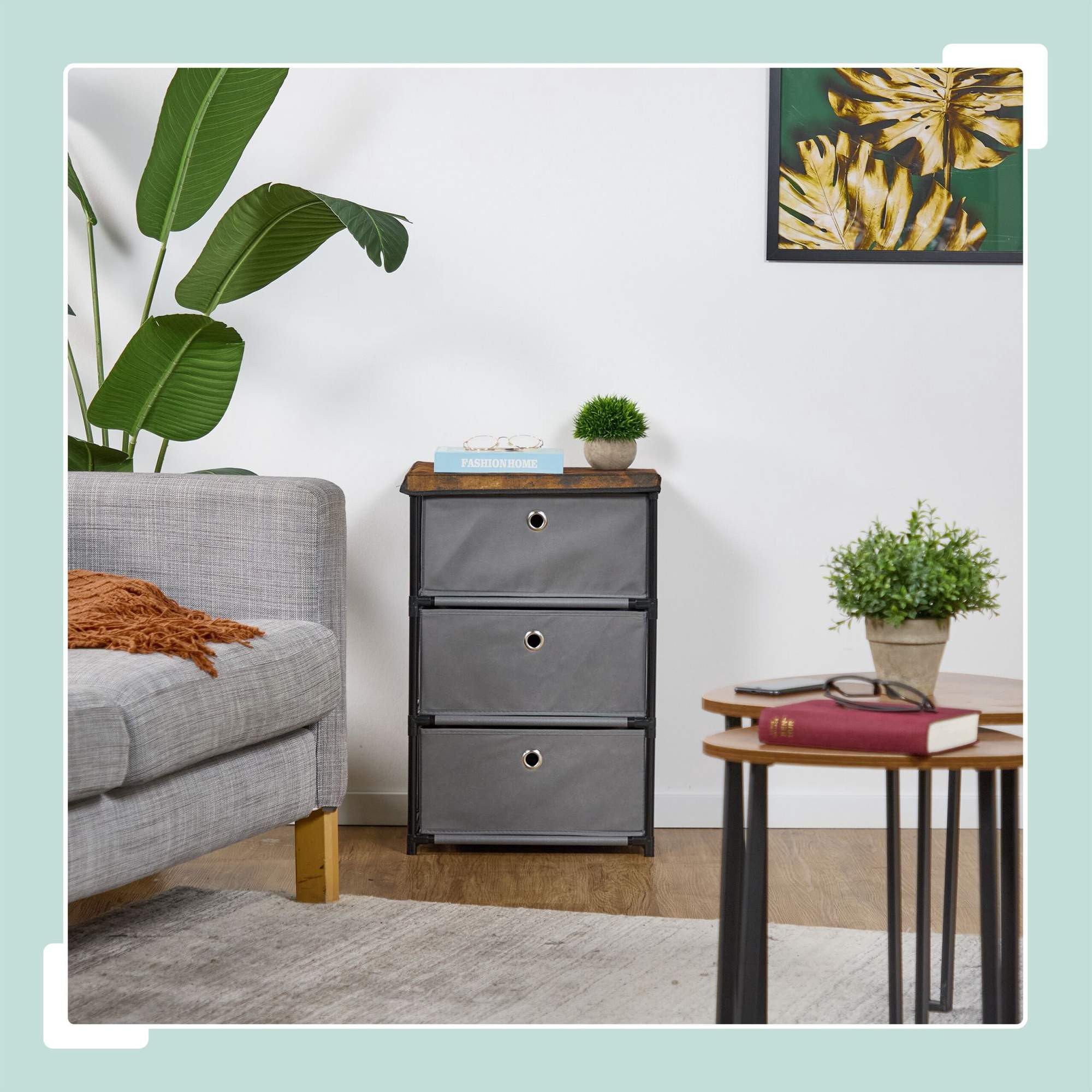 Kommode im Holzdesign mit Stoffschubladen