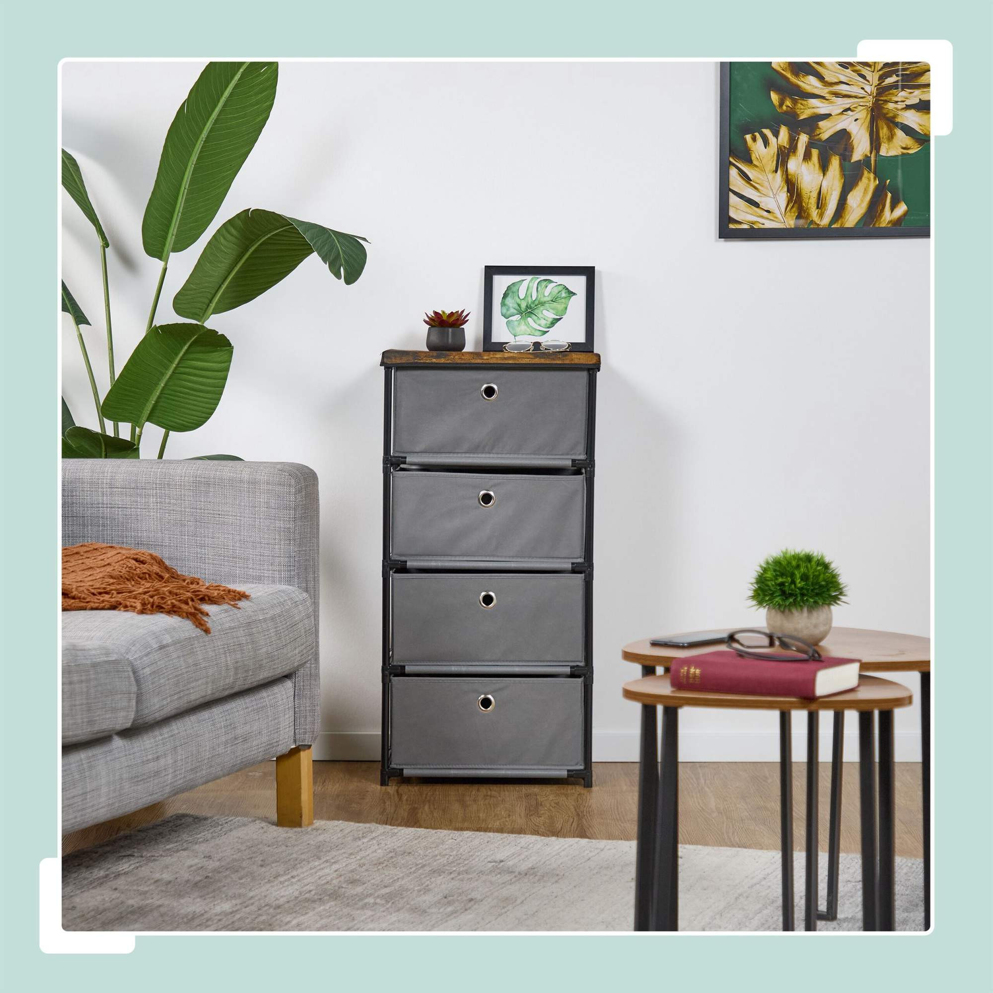 Kommode im Holzdesign mit Stoffschubladen