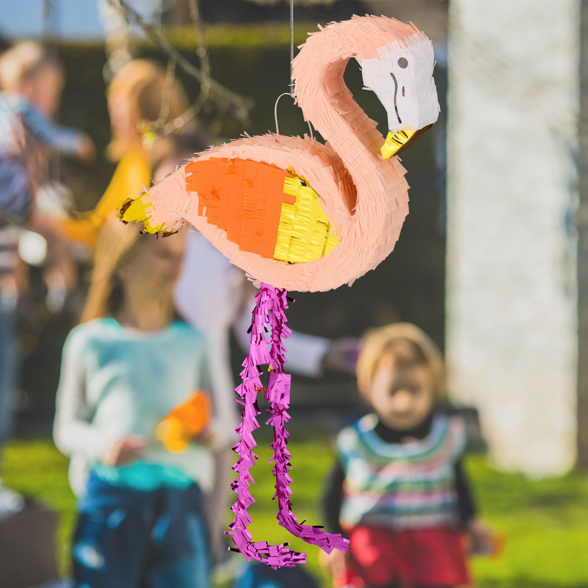 Flamingo pinhata com maça e máscara