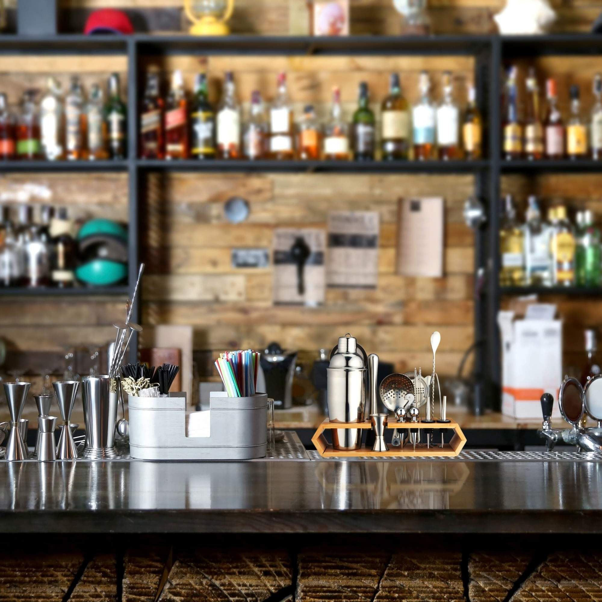le service à cocktail 16 pièces avec support