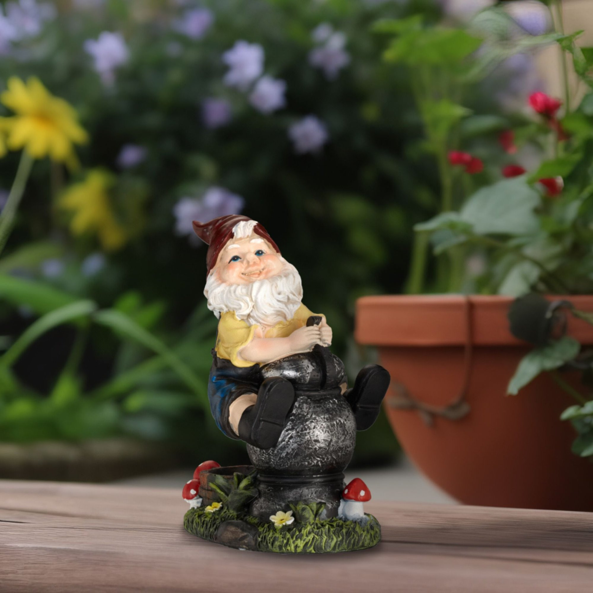 Gnomo da giardino con lanterna