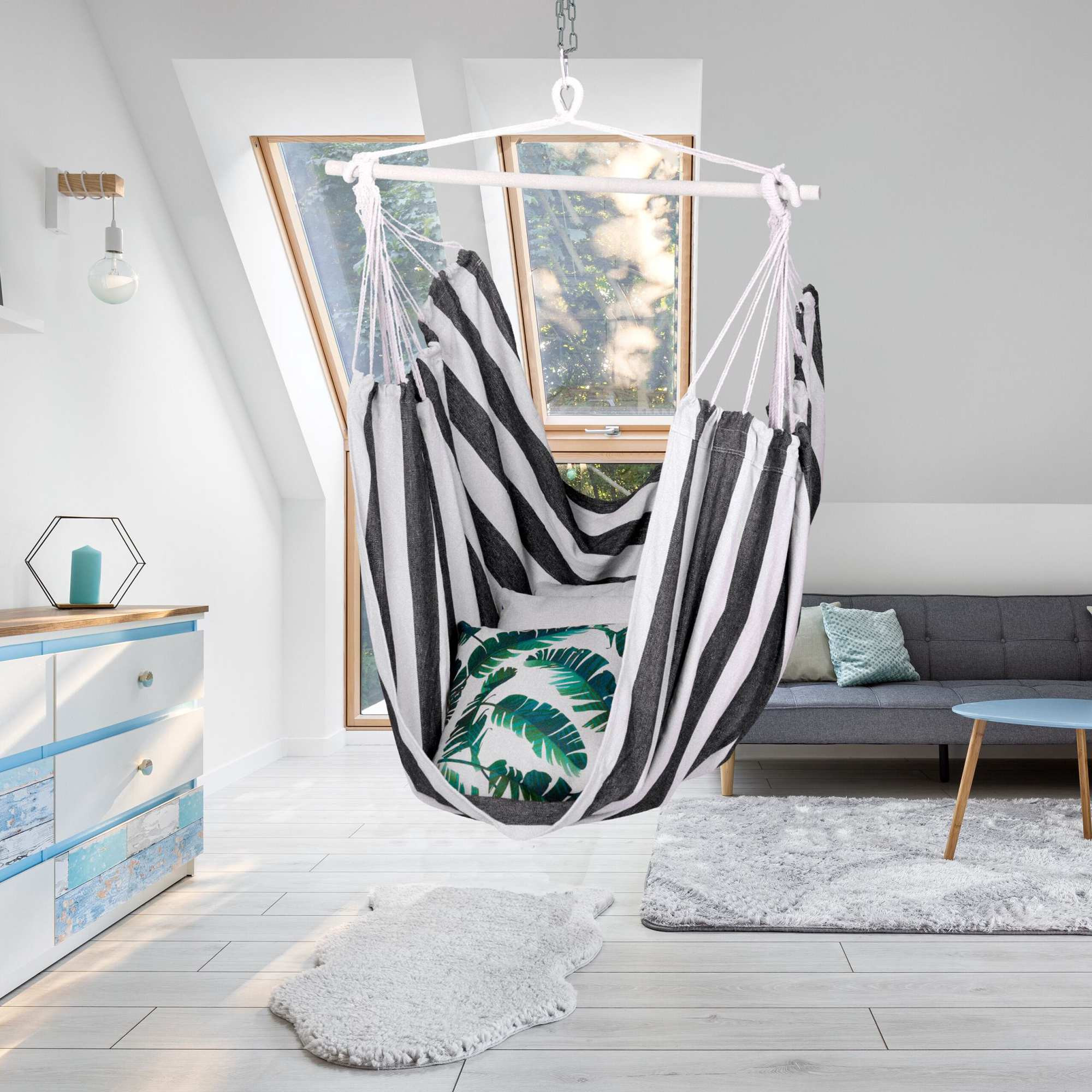 Chaise suspendue à rayures