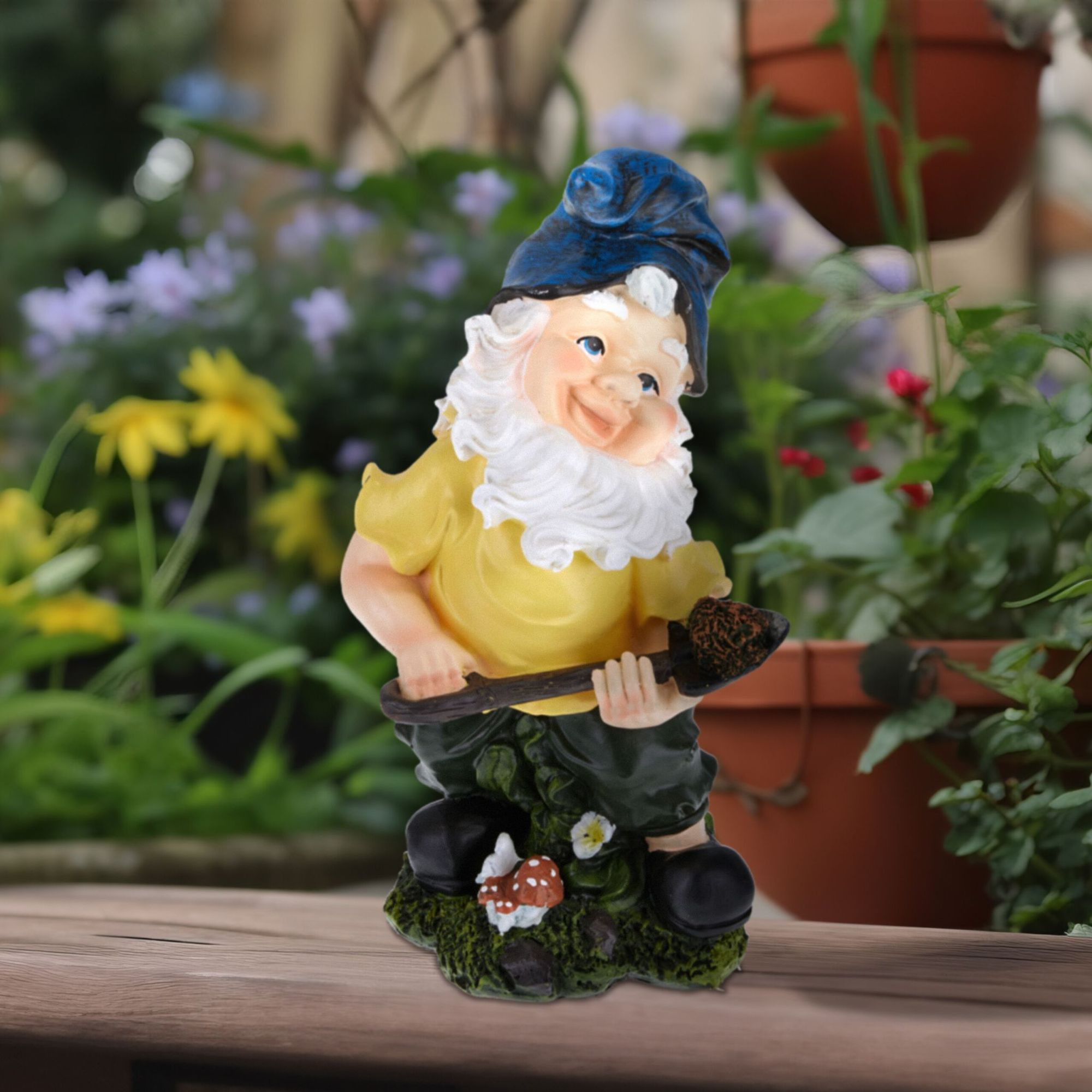 Gnomo da giardino con pala