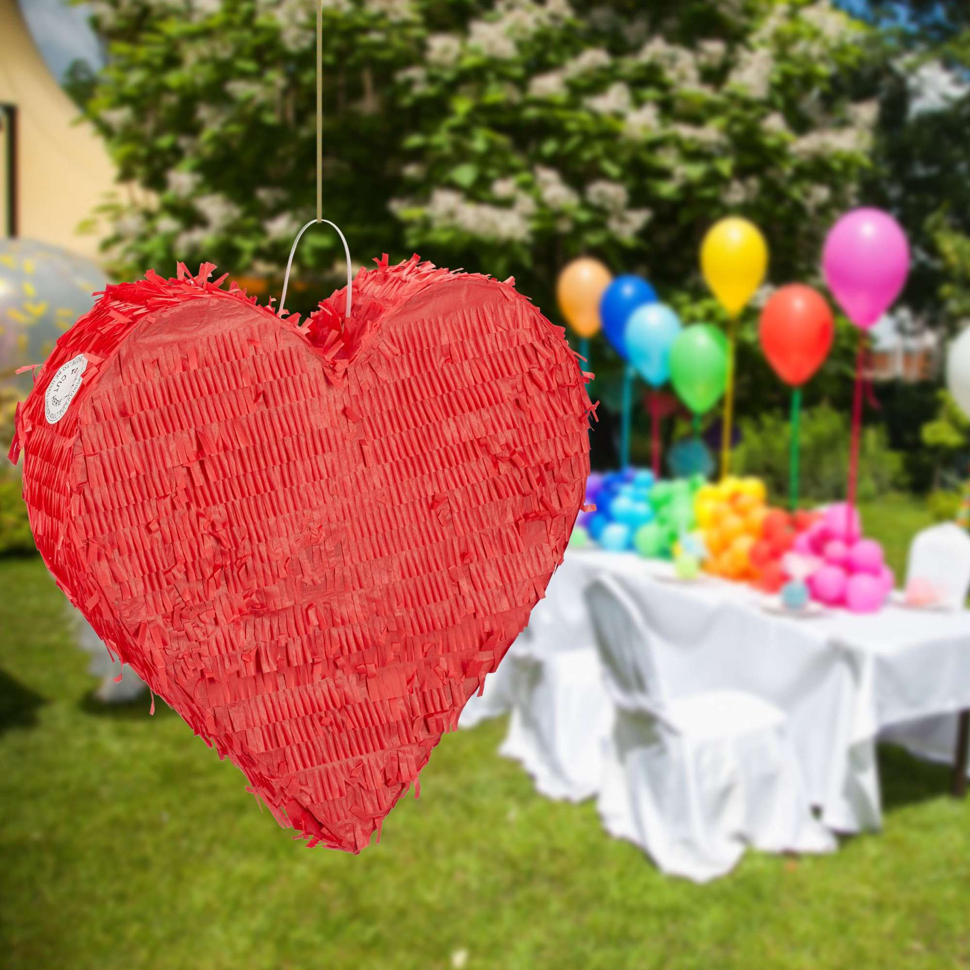 Rote herzförmige Pinata