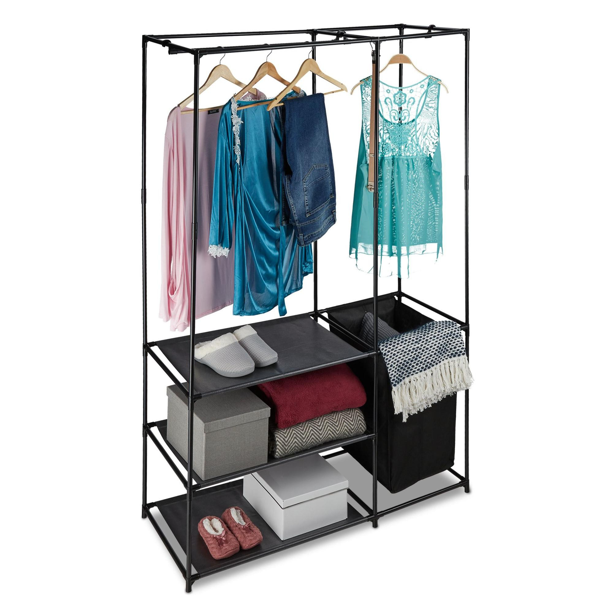 Armoire ouverte avec panier à linge