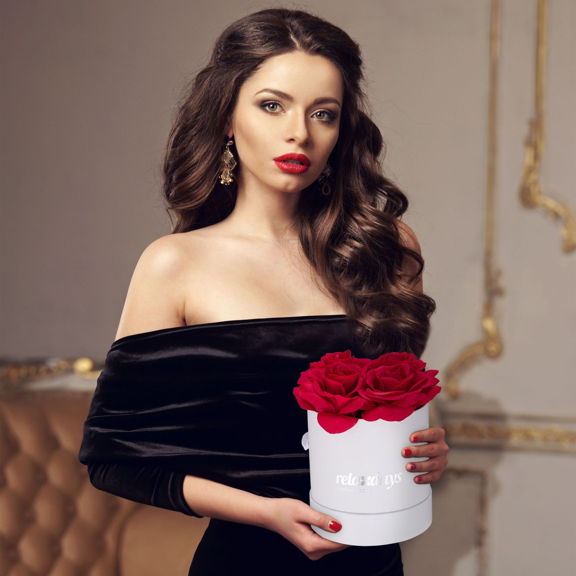 Weiße runde Rosenbox mit 4 Rosen