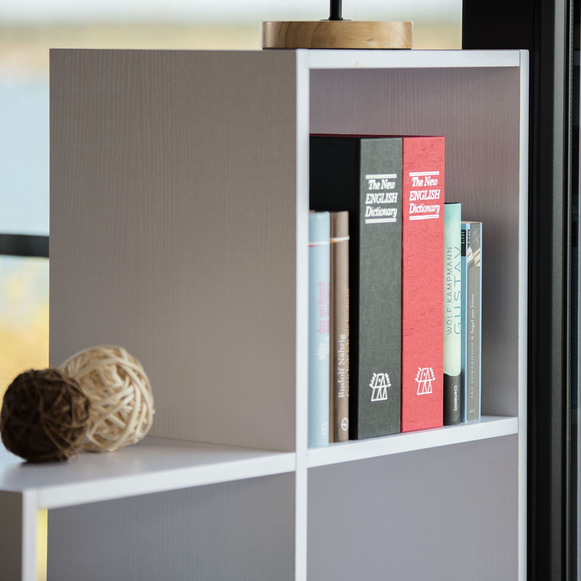 Ampio scomparto per libri con serratura