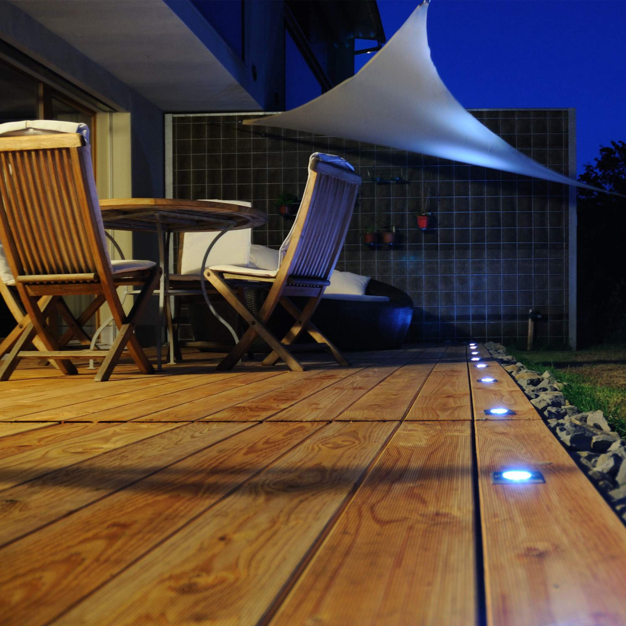Vela solar triangular branca