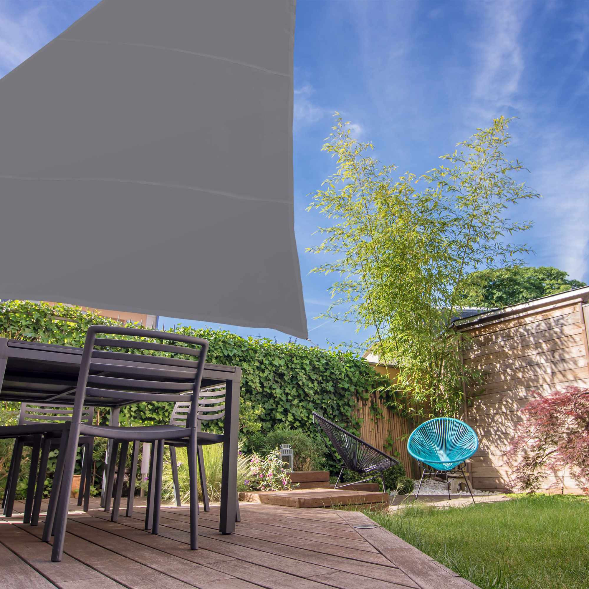 Vela solar triangular cinza