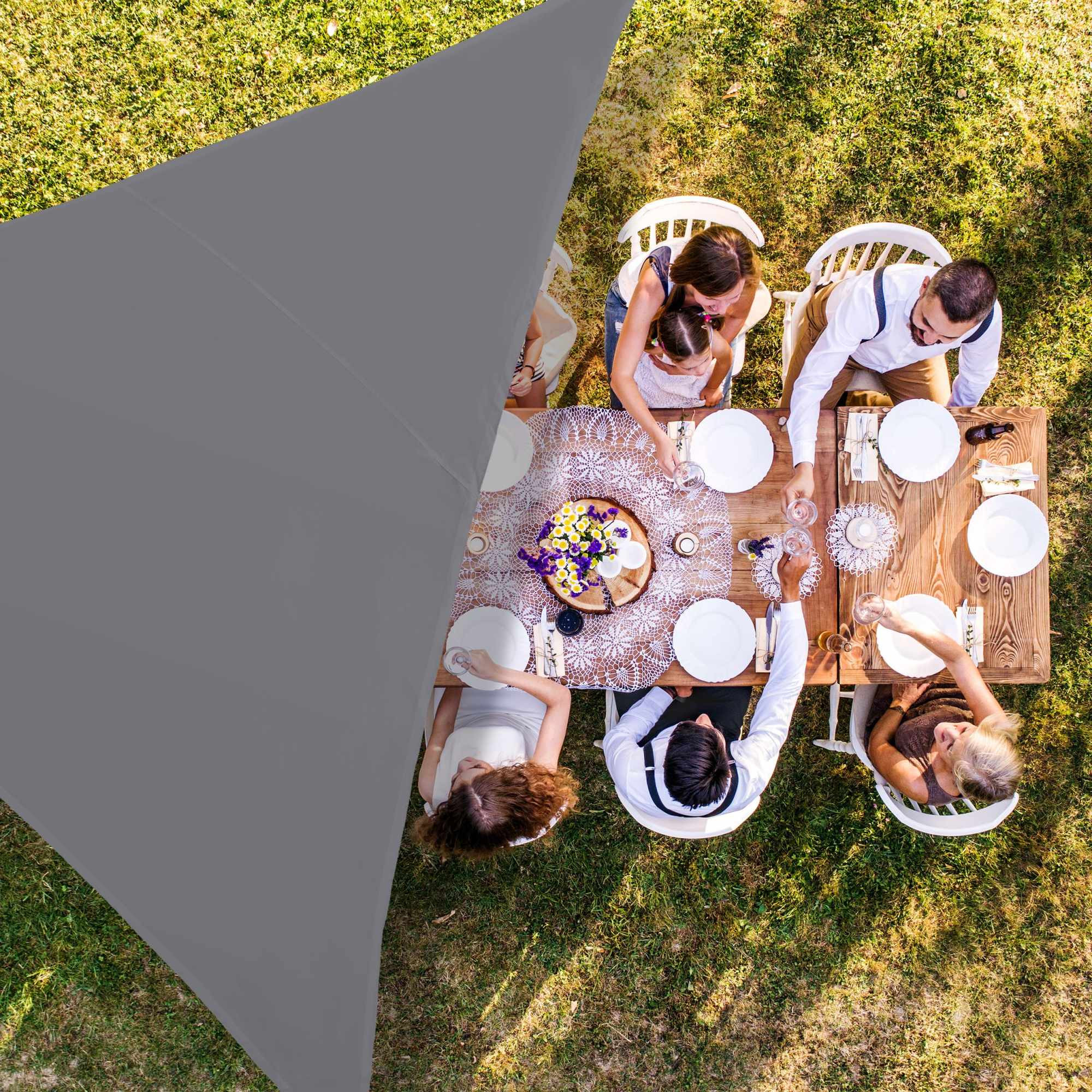 Vela solar triangular cinza