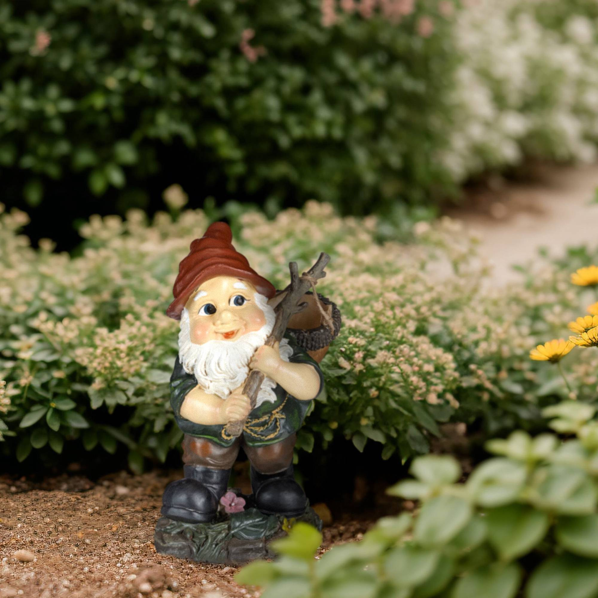 Gartenzwerg mit Eichelkorb