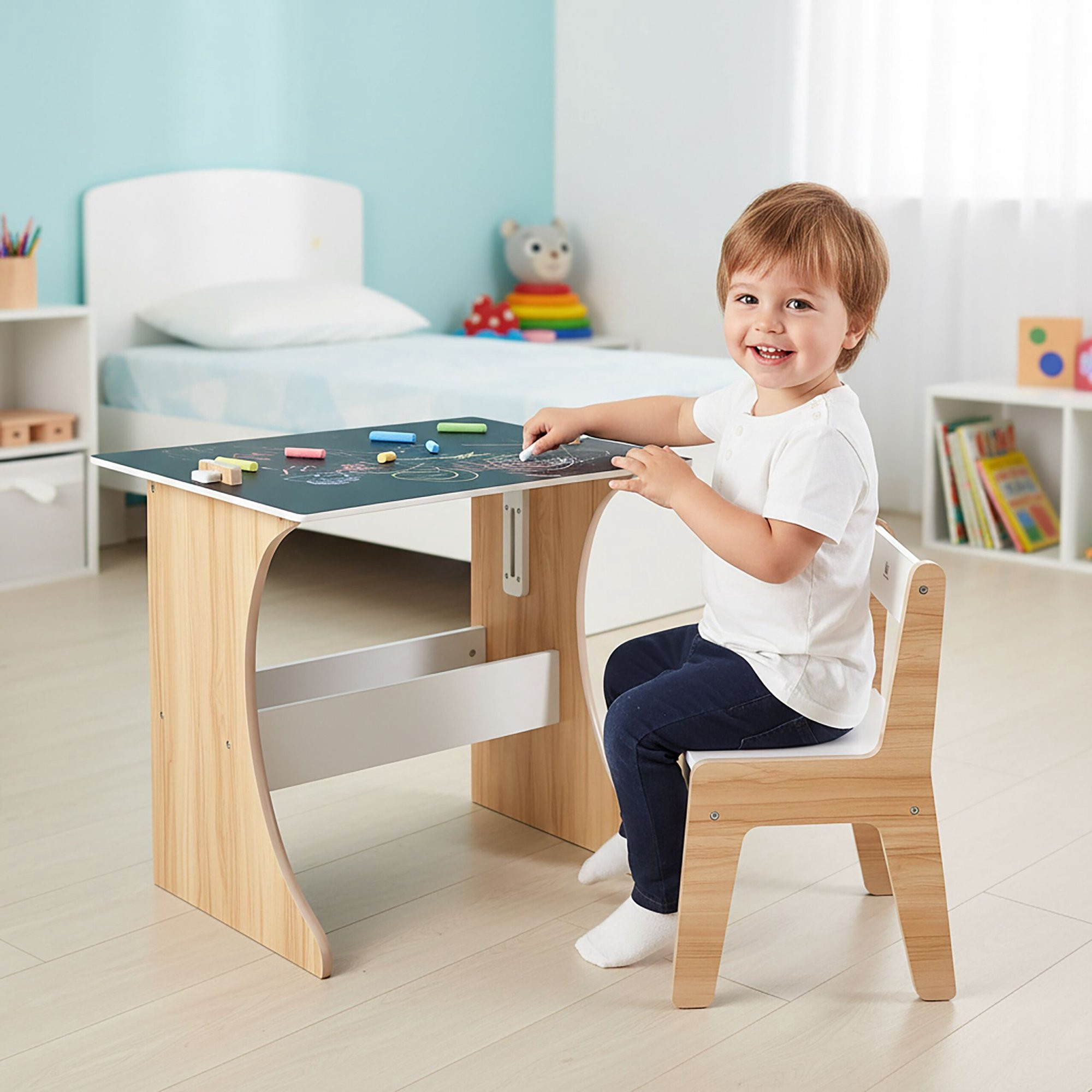 Conjunto de mesa e cadeiras infantis com tampo de lousa.
