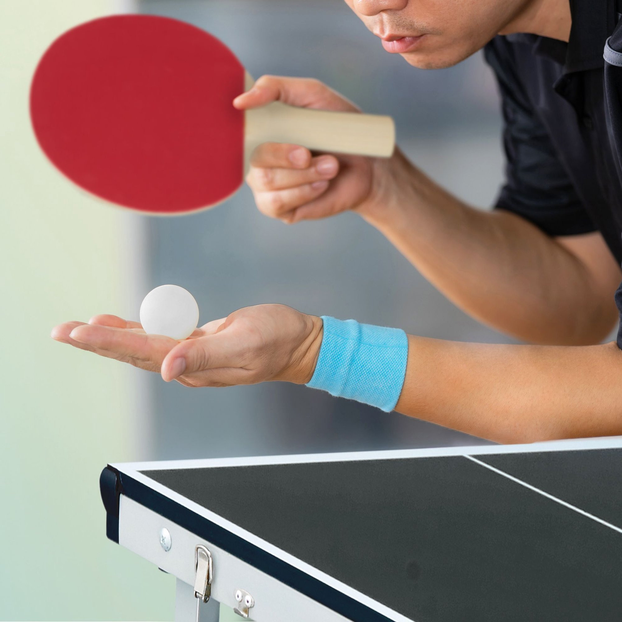 Table de ping-pong noire avec accessoires