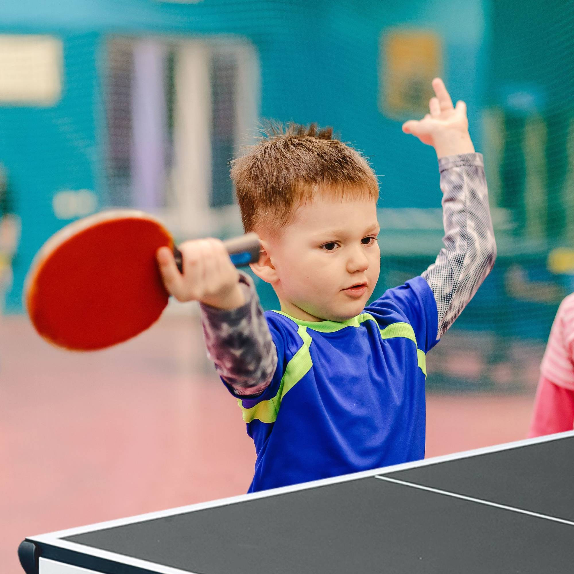 Table de ping-pong noire avec accessoires