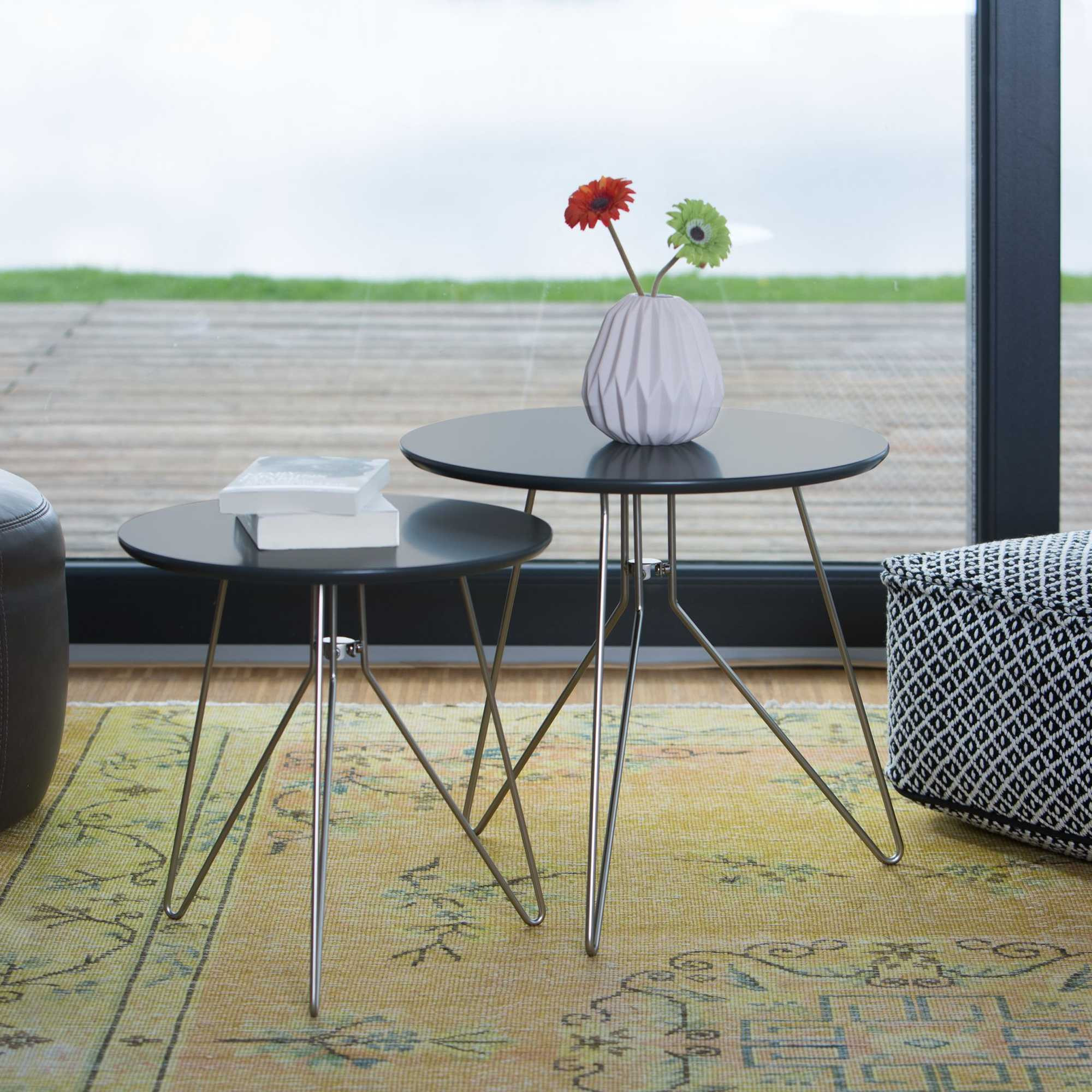 Set table with 3 metal legs