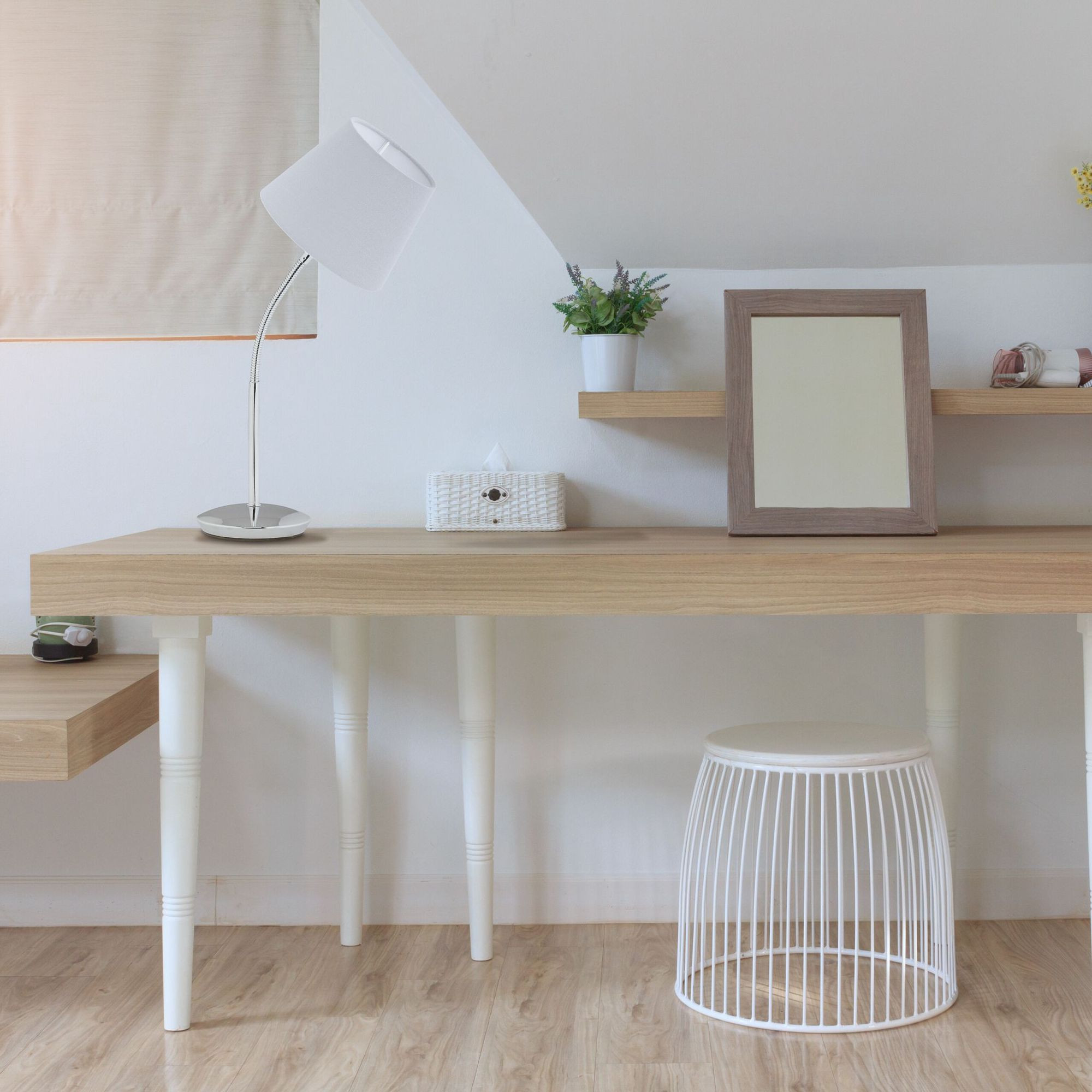 Luminária de mesa flexível com cúpula de tecido