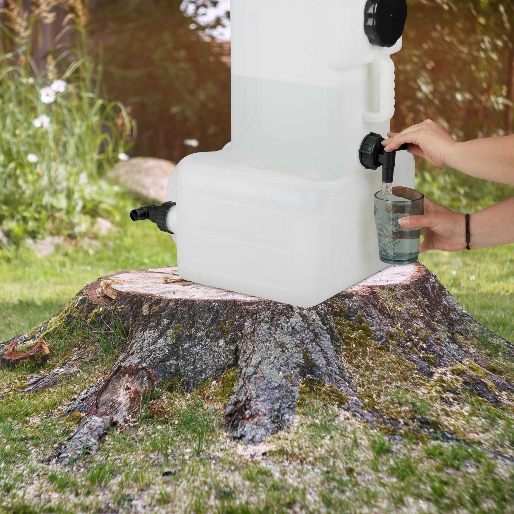 Tanque de agua con grifo