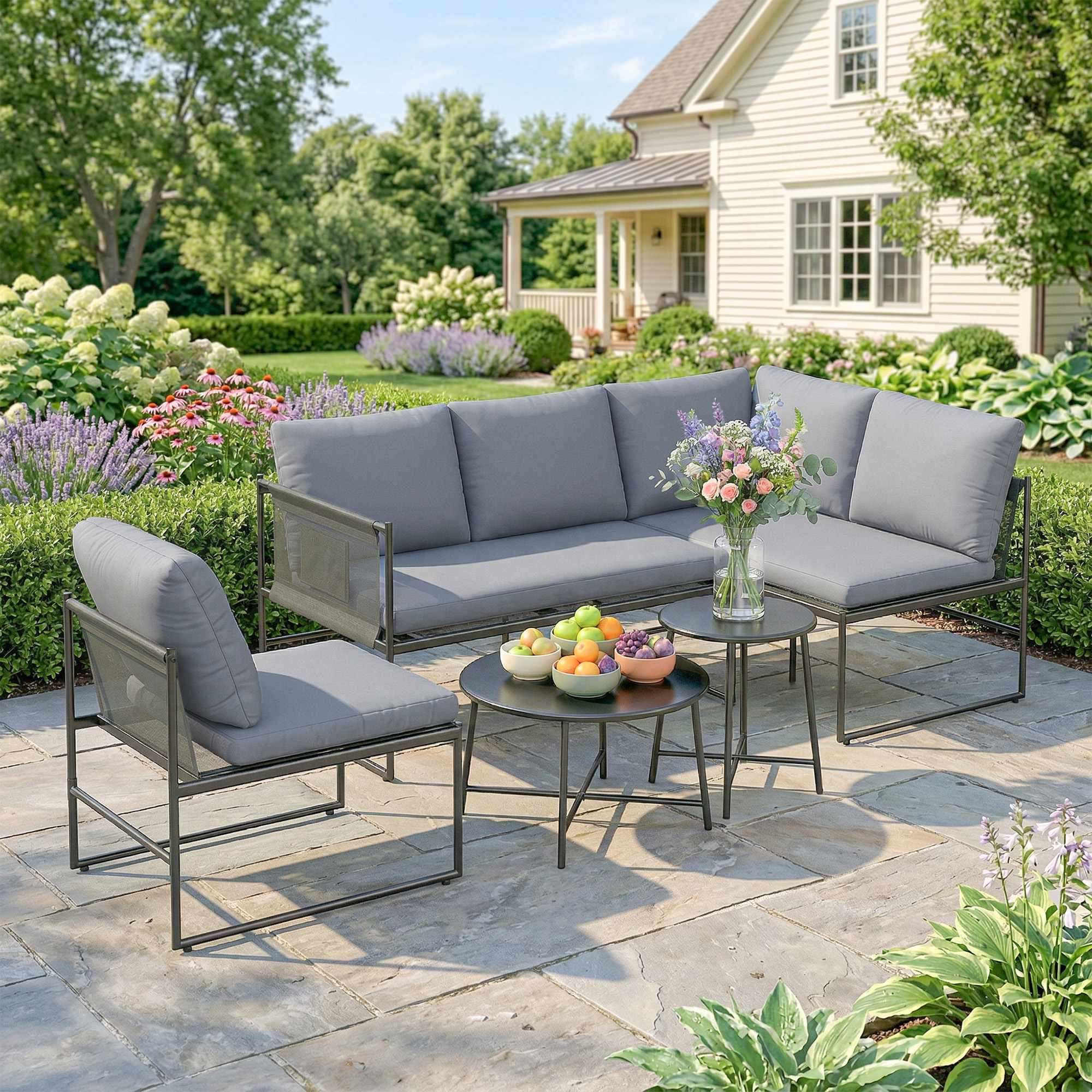 Conjunto de lounge externo para 4 a 5 pessoas com sofá e mesa.