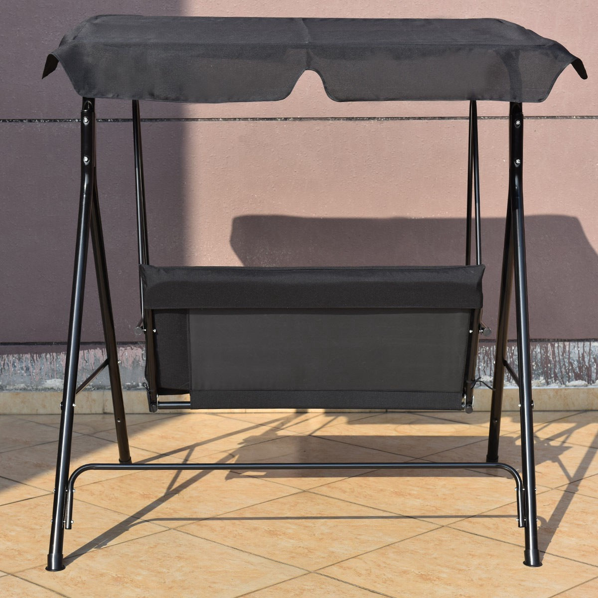 Sofá de balanço para área externa com dossel e almofadas.