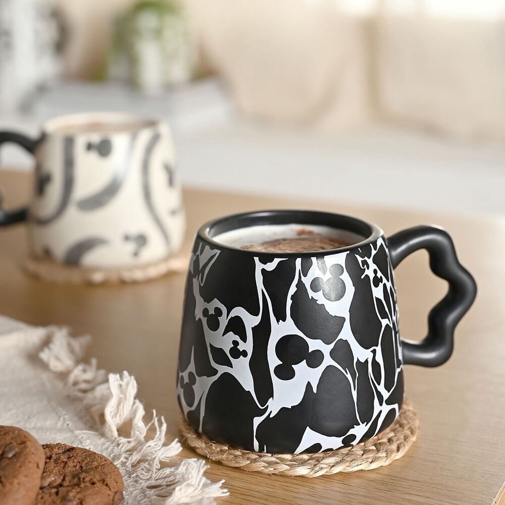 Caneca com formatos do Mickey da Disney