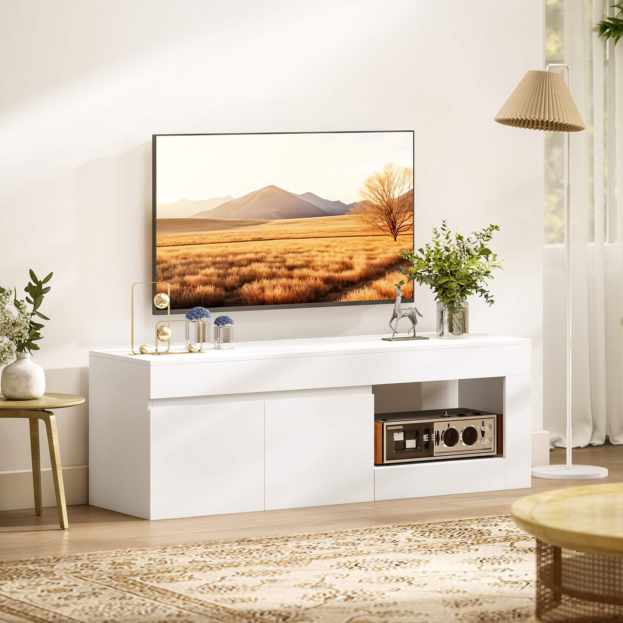 Suporte de TV branco com portas e prateleira para TVs de 60 polegadas.