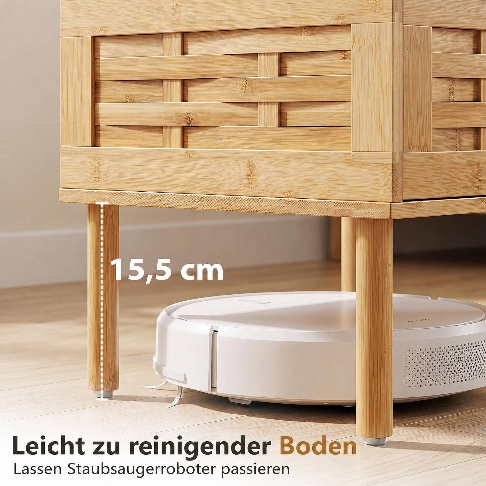 Mesa lateral de bambu com porta basculante e prateleira aberta.