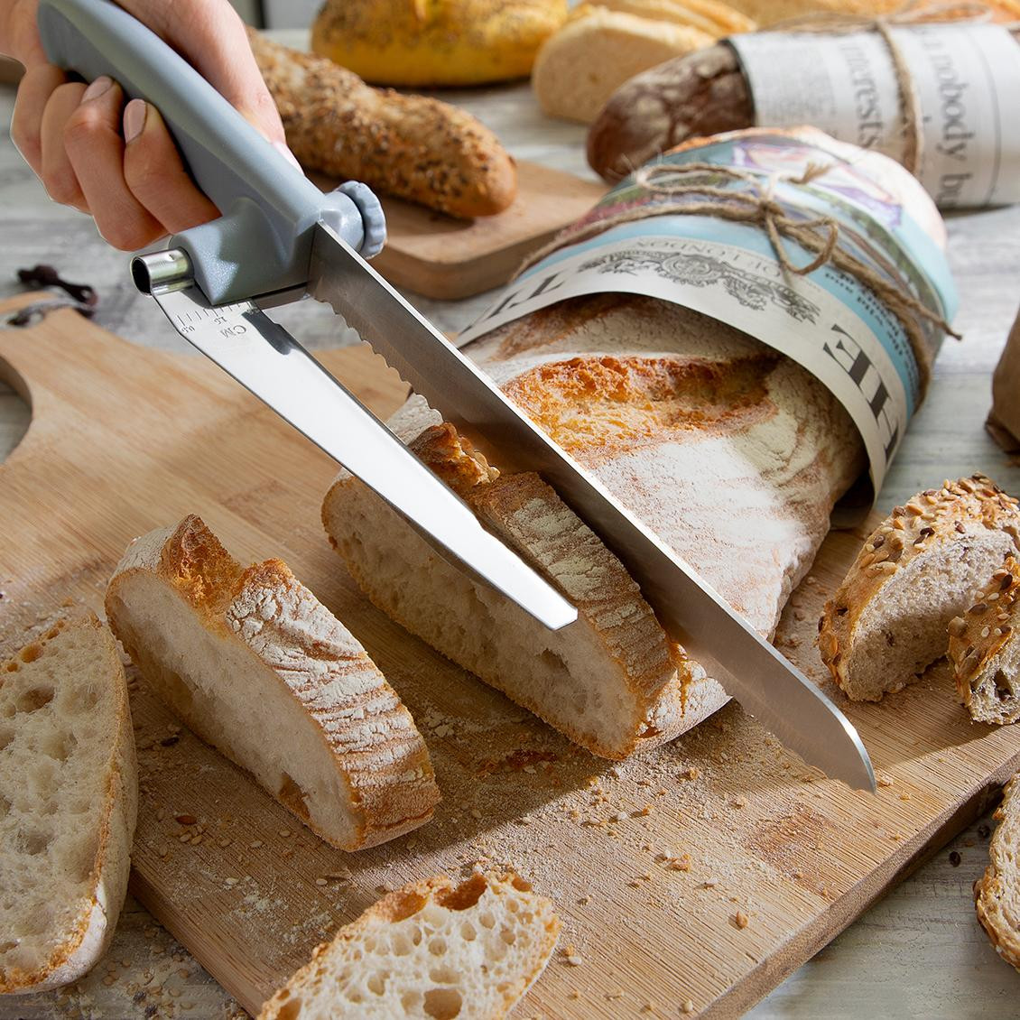 Bread Knife with Adjustable Cutting Guide
