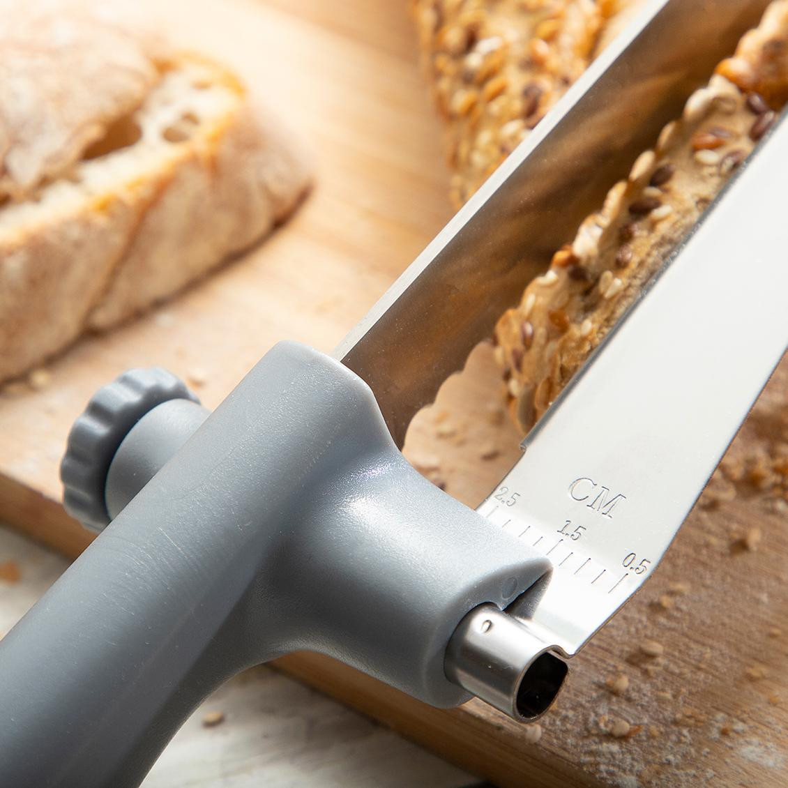 Bread Knife with Adjustable Cutting Guide