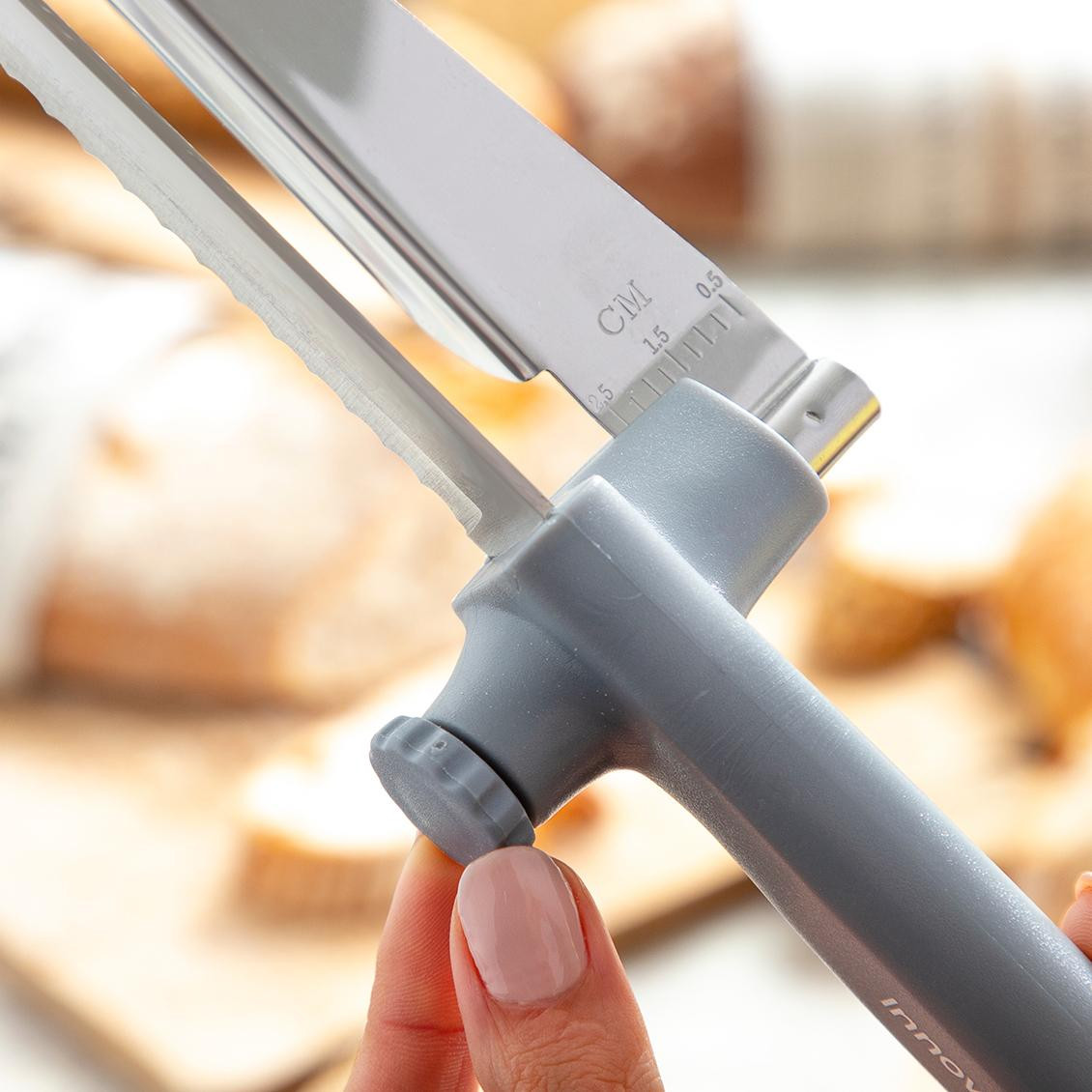 Bread Knife with Adjustable Cutting Guide