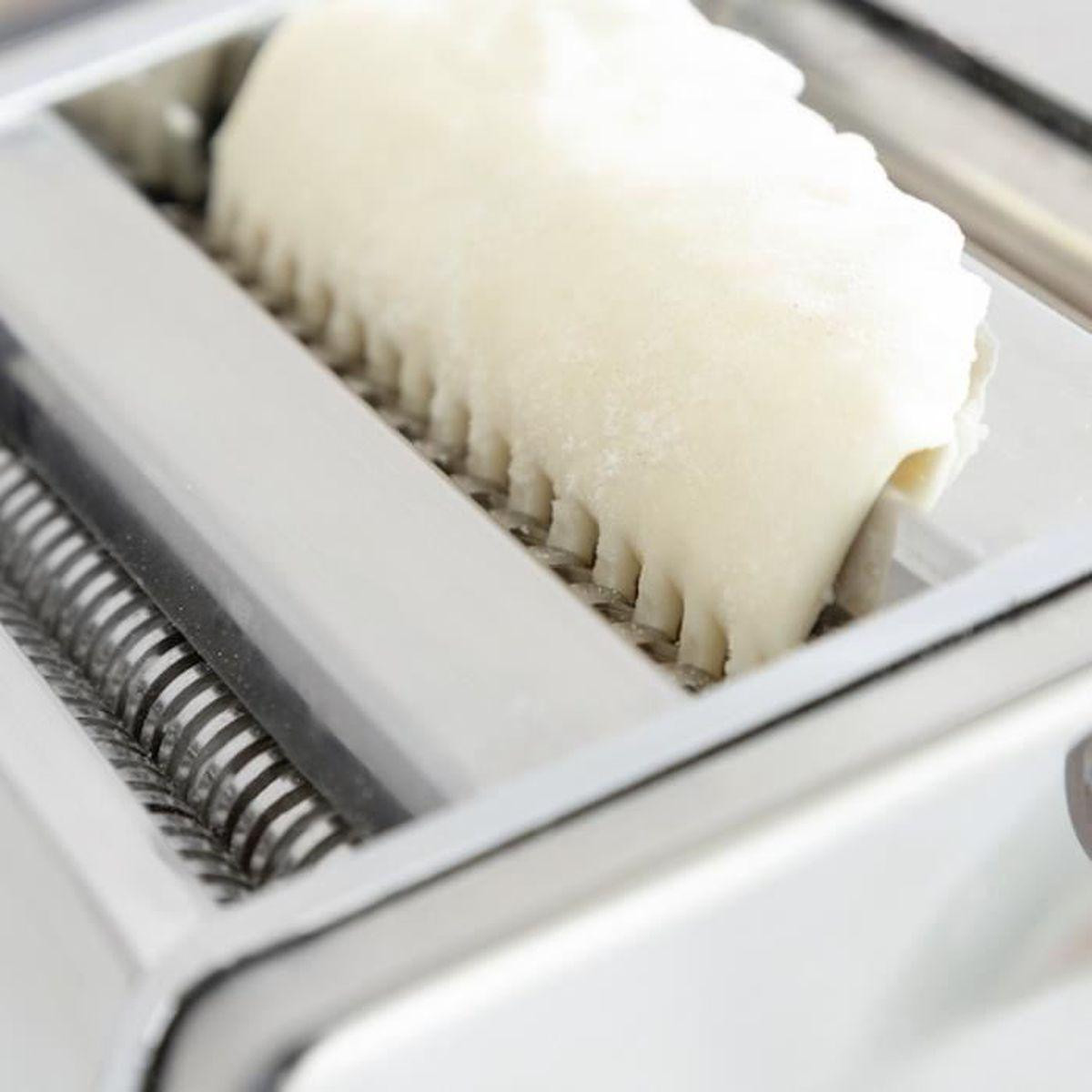 Pasta Machine in Metal - 3 Cutting Rollers