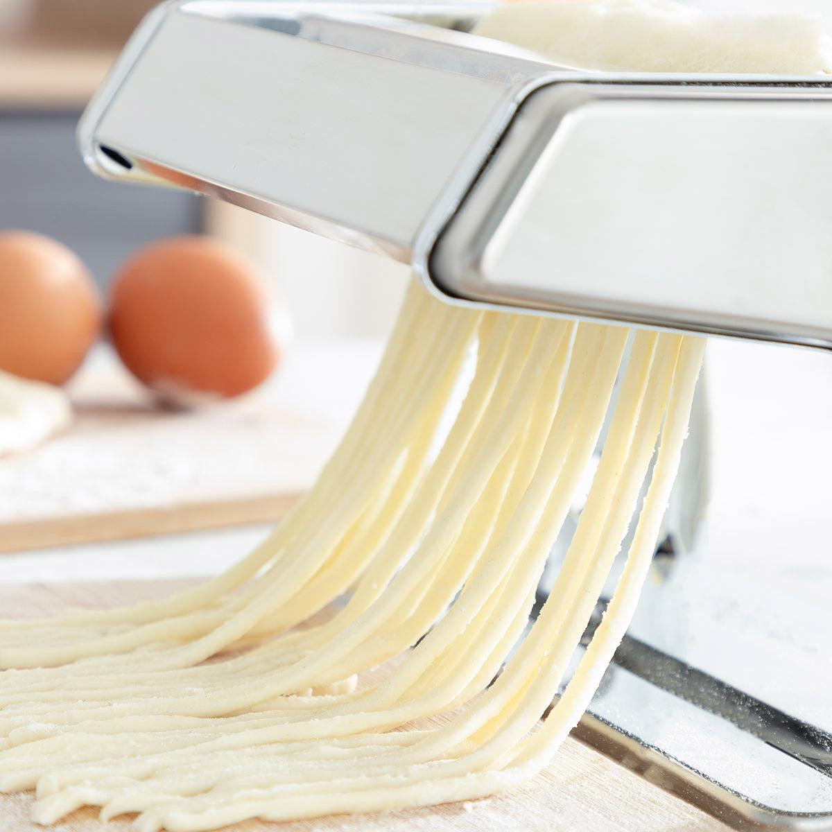Pasta Machine in Metal - 3 Cutting Rollers